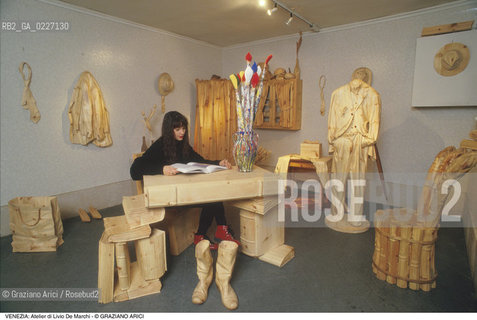 Localizzazione:..VENEZIA / S. MARCO..Oggetto:..Soggetto:..ATELIER NEGOZIO DELLO SCULTORE LIVIO DE MARCHI / LEGNO ARTIGIANATO..Cronologia: ....Definizione Culturale:..   Autore:....   Stile:..   Editori/Stampatori:..   Committenza:..Materia e Tecnica:....Collocazione:..Note:..ATTIVITA. COMMERCIALI / MERCATI..Riproduzione Fotografica:..Copyright:..Graziano Arici/Rosebud2 .Data:..1990..Costo:..A