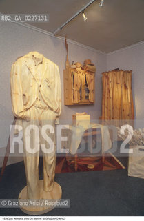 Localizzazione:..VENEZIA / S. MARCO..Oggetto:..Soggetto:..ATELIER NEGOZIO DELLO SCULTORE LIVIO DE MARCHI / LEGNO ARTIGIANATO..Cronologia: ....Definizione Culturale:..   Autore:....   Stile:..   Editori/Stampatori:..   Committenza:..Materia e Tecnica:....Collocazione:..Note:..ATTIVITA. COMMERCIALI / MERCATI..Riproduzione Fotografica:..Copyright:..Graziano Arici/Rosebud2 .Data:..1990..Costo:..A