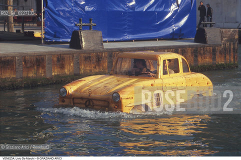 Localizzazione:..VENEZIA / S. MARCO..Oggetto:..Soggetto:..AUTOMOBILE IN LEGNO DELLO SCULTORE LIVIO DE MARCHI / ARTIGIANATO..Cronologia: ....Definizione Culturale:..   Autore:....   Stile:..   Editori/Stampatori:..   Committenza:..Materia e Tecnica:....Collocazione:..Note:..ATTIVITA. COMMERCIALI / MERCATI..Riproduzione Fotografica:..Copyright:..Graziano Arici/Rosebud2 .Data:..1990..Costo:..A