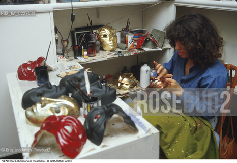 Localizzazione:..VENEZIA..Oggetto:..Soggetto:..LABORATORIO DI MASCHERE ARTIGIANATO CARNEVALE..Cronologia: ....Definizione Culturale:..   Autore:....   Stile:..   Editori/Stampatori:..   Committenza:..Materia e Tecnica:....Collocazione:..Note:..ATTIVITA. COMMERCIALI / MERCATI..Riproduzione Fotografica:..Copyright:..Graziano Arici/Rosebud2 .Data:..1995..Costo:..A