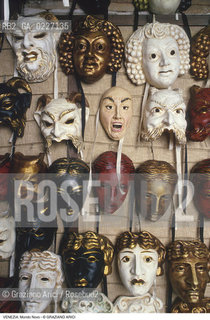 Localizzazione:..VENEZIA / DORSODURO..Oggetto:..Soggetto:..NEGOZIO LABORATORIO MONDONOVO MASCHERE ARTIGIANATO CARNEVALE..Cronologia: ....Definizione Culturale:..   Autore:....   Stile:..   Editori/Stampatori:..   Committenza:..Materia e Tecnica:....Collocazione:..Note:..ATTIVITA. COMMERCIALI / MERCATI..Riproduzione Fotografica:..Copyright:..Graziano Arici/Rosebud2 .Data:..1990..Costo:..A