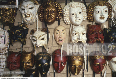 Localizzazione:..VENEZIA / DORSODURO..Oggetto:..Soggetto:..NEGOZIO LABORATORIO MONDONOVO MASCHERE ARTIGIANATO CARNEVALE..Cronologia: ....Definizione Culturale:..   Autore:....   Stile:..   Editori/Stampatori:..   Committenza:..Materia e Tecnica:....Collocazione:..Note:..ATTIVITA. COMMERCIALI / MERCATI..Riproduzione Fotografica:..Copyright:..Graziano Arici/Rosebud2 .Data:..1990..Costo:..A