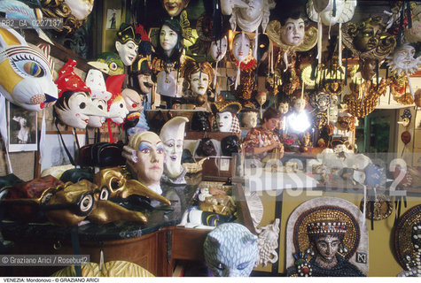 Localizzazione:..VENEZIA / DORSODURO..Oggetto:..Soggetto:..NEGOZIO LABORATORIO MONDONOVO MASCHERE ARTIGIANATO CARNEVALE..Cronologia: ....Definizione Culturale:..   Autore:....   Stile:..   Editori/Stampatori:..   Committenza:..Materia e Tecnica:....Collocazione:..Note:..ATTIVITA. COMMERCIALI / MERCATI..Riproduzione Fotografica:..Copyright:..Graziano Arici/Rosebud2 .Data:..1990..Costo:..A