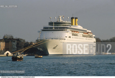 Localizzazione:..VENEZIA / CASTELLO..Oggetto:..Soggetto:..NAVE PASSEGGERI AI GIARDINI..Cronologia: ....Definizione Culturale:..   Autore:....   Stile:..   Editori/Stampatori:..   Committenza:..Materia e Tecnica:....Collocazione:..Note:..PORTO..Riproduzione Fotografica:..Copyright:..Graziano Arici/Rosebud2 .Data:..1994..Costo:..A