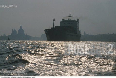 Localizzazione:..VENEZIA / S. MARCO..Oggetto:..Soggetto:..NAVE PORTA CONTAINER IN BACINO S. MARCO..Cronologia: ....Definizione Culturale:..   Autore:....   Stile:..   Editori/Stampatori:..   Committenza:..Materia e Tecnica:....Collocazione:..Note:..PORTO..Riproduzione Fotografica:..Copyright:..Graziano Arici/Rosebud2 .Data:..1994..Costo:..A