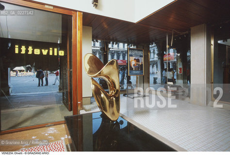 Localizzazione:..VENEZIA / S. MARCO..Oggetto:..Soggetto:..NEGOZIO OLIVETTI IN PIAZZA SAN MARCO / ARCHITETTURA CONTEMPORANEA..Cronologia: ..XX SECOLO..Definizione Culturale:..   Autore:..CARLO SCARPA..   Stile:..   Editori/Stampatori:..   Committenza:..Materia e Tecnica:....Collocazione:..Note:..ATTIVITA. COMMERCIALI / MERCATI..Riproduzione Fotografica:..Copyright:..Graziano Arici/Rosebud2 .Data:..1995..Costo:..A