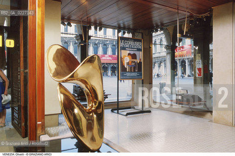 Localizzazione:..VENEZIA / S. MARCO..Oggetto:..Soggetto:..NEGOZIO OLIVETTI IN PIAZZA SAN MARCO / ARCHITETTURA CONTEMPORANEA..Cronologia: ..XX SECOLO..Definizione Culturale:..   Autore:..CARLO SCARPA..   Stile:..   Editori/Stampatori:..   Committenza:..Materia e Tecnica:....Collocazione:..Note:..ATTIVITA. COMMERCIALI / MERCATI..Riproduzione Fotografica:..Copyright:..Graziano Arici/Rosebud2 .Data:..1995..Costo:..A