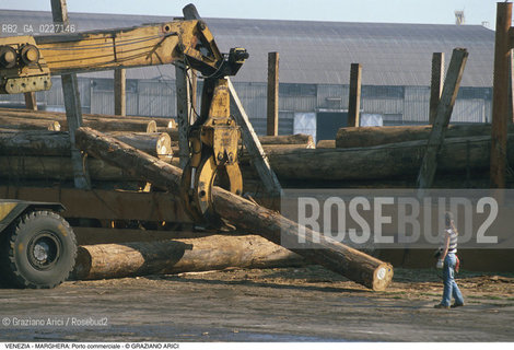 Localizzazione:..VENEZIA / MARGHERA..Oggetto:..Soggetto:..PORTO COMMERCIALE / GRU LEGNO..Cronologia: ....Definizione Culturale:..   Autore:....   Stile:..   Editori/Stampatori:..   Committenza:..Materia e Tecnica:....Collocazione:..Note:..PORTO..Riproduzione Fotografica:..Copyright:..Graziano Arici/Rosebud2 .Data:..1994..Costo:..A