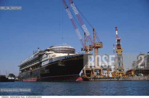 Localizzazione:..VENEZIA / MARGHERA..Oggetto:..Soggetto:..PORTO CANTIERE COSTRUZIONE NAVE..Cronologia: ....Definizione Culturale:..   Autore:....   Stile:..   Editori/Stampatori:..   Committenza:..Materia e Tecnica:....Collocazione:..Note:..PORTO..Riproduzione Fotografica:..Copyright:..Graziano Arici/Rosebud2 .Data:..1994..Costo:..A