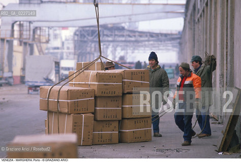 Localizzazione:..VENEZIA / MARGHERA..Oggetto:..Soggetto:..PORTO COMMERCIALE PORTUALI..Cronologia: ....Definizione Culturale:..   Autore:....   Stile:..   Editori/Stampatori:..   Committenza:..Materia e Tecnica:....Collocazione:..Note:..PORTO..Riproduzione Fotografica:..Copyright:..Graziano Arici/Rosebud2 .Data:..1994..Costo:..A