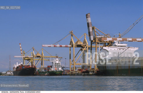 Localizzazione:..VENEZIA / MARGHERA..Oggetto:..Soggetto:..PORTO COMMERCIALE NAVI GRU..Cronologia: ....Definizione Culturale:..   Autore:....   Stile:..   Editori/Stampatori:..   Committenza:..Materia e Tecnica:....Collocazione:..Note:..PORTO..Riproduzione Fotografica:..Copyright:..Graziano Arici/Rosebud2 .Data:..1994..Costo:..A