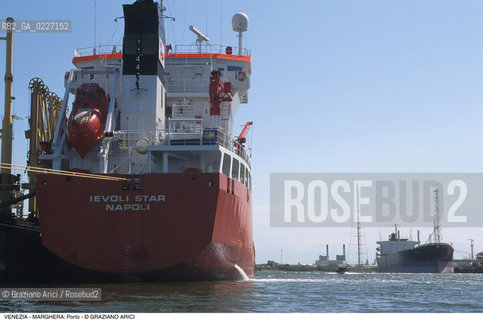 Localizzazione:..VENEZIA / MARGHERA..Oggetto:..Soggetto:..PORTO COMMERCIALE NAVI..Cronologia: ....Definizione Culturale:..   Autore:....   Stile:..   Editori/Stampatori:..   Committenza:..Materia e Tecnica:....Collocazione:..Note:..PORTO..Riproduzione Fotografica:..Copyright:..Graziano Arici/Rosebud2 .Data:..1994..Costo:..A