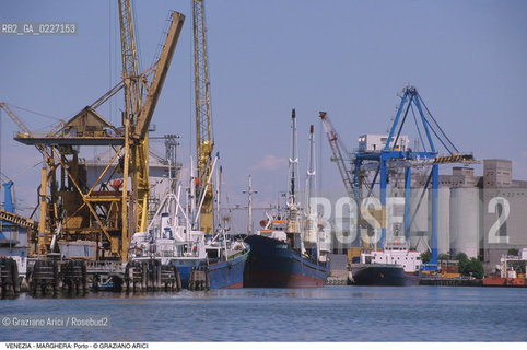 Localizzazione:..VENEZIA / MARGHERA..Oggetto:..Soggetto:..PORTO COMMERCIALE NAVI GRU SILOS..Cronologia: ....Definizione Culturale:..   Autore:....   Stile:..   Editori/Stampatori:..   Committenza:..Materia e Tecnica:....Collocazione:..Note:..PORTO..Riproduzione Fotografica:..Copyright:..Graziano Arici/Rosebud2 .Data:..1994..Costo:..A