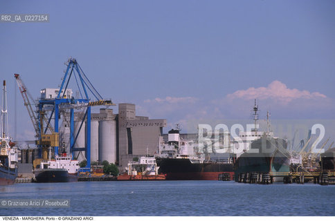 Localizzazione:..VENEZIA / MARGHERA..Oggetto:..Soggetto:..PORTO COMMERCIALE NAVI GRU SILOS..Cronologia: ....Definizione Culturale:..   Autore:....   Stile:..   Editori/Stampatori:..   Committenza:..Materia e Tecnica:....Collocazione:..Note:..PORTO..Riproduzione Fotografica:..Copyright:..Graziano Arici/Rosebud2 .Data:..1994..Costo:..A