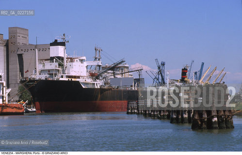 Localizzazione:..VENEZIA / MARGHERA..Oggetto:..Soggetto:..PORTO COMMERCIALE NAVI GRU..Cronologia: ....Definizione Culturale:..   Autore:....   Stile:..   Editori/Stampatori:..   Committenza:..Materia e Tecnica:....Collocazione:..Note:..PORTO..Riproduzione Fotografica:..Copyright:..Graziano Arici/Rosebud2 .Data:..1994..Costo:..A