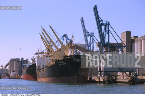 Localizzazione:..VENEZIA / MARGHERA..Oggetto:..Soggetto:..PORTO COMMERCIALE NAVI GRU..Cronologia: ....Definizione Culturale:..   Autore:....   Stile:..   Editori/Stampatori:..   Committenza:..Materia e Tecnica:....Collocazione:..Note:..PORTO..Riproduzione Fotografica:..Copyright:..Graziano Arici/Rosebud2 .Data:..1994..Costo:..A