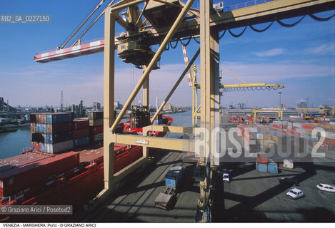 Localizzazione:..VENEZIA / MARGHERA..Oggetto:..Soggetto:..PORTO COMMERCIALE GRU NAVE CONTAINER..Cronologia: ....Definizione Culturale:..   Autore:....   Stile:..   Editori/Stampatori:..   Committenza:..Materia e Tecnica:....Collocazione:..Note:..PORTO..Riproduzione Fotografica:..Copyright:..Graziano Arici/Rosebud2 .Data:..1994..Costo:..A