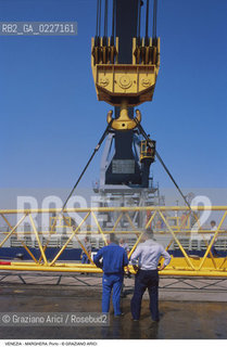 Localizzazione:..VENEZIA / MARGHERA..Oggetto:..Soggetto:..PORTO COMMERCIALE GRU PORTUALI..Cronologia: ....Definizione Culturale:..   Autore:....   Stile:..   Editori/Stampatori:..   Committenza:..Materia e Tecnica:....Collocazione:..Note:..PORTO..Riproduzione Fotografica:..Copyright:..Graziano Arici/Rosebud2 .Data:..1994..Costo:..A