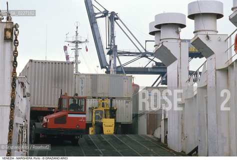Localizzazione:..VENEZIA / MARGHERA..Oggetto:..Soggetto:..PORTO COMMERCIALE GRU CONTAINER..Cronologia: ....Definizione Culturale:..   Autore:....   Stile:..   Editori/Stampatori:..   Committenza:..Materia e Tecnica:....Collocazione:..Note:..PORTO..Riproduzione Fotografica:..Copyright:..Graziano Arici/Rosebud2 .Data:..1994..Costo:..A