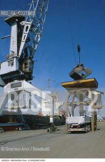 Localizzazione:..VENEZIA / MARGHERA..Oggetto:..Soggetto:..PORTO COMMERCIALE GRU NAVE..Cronologia: ....Definizione Culturale:..   Autore:....   Stile:..   Editori/Stampatori:..   Committenza:..Materia e Tecnica:....Collocazione:..Note:..PORTO..Riproduzione Fotografica:..Copyright:..Graziano Arici/Rosebud2 .Data:..1994..Costo:..A