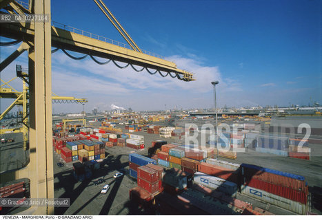 Localizzazione:..VENEZIA / MARGHERA..Oggetto:..Soggetto:..PORTO COMMERCIALE GRU CONTAINER..Cronologia: ....Definizione Culturale:..   Autore:....   Stile:..   Editori/Stampatori:..   Committenza:..Materia e Tecnica:....Collocazione:..Note:..PORTO..Riproduzione Fotografica:..Copyright:..Graziano Arici/Rosebud2 .Data:..1994..Costo:..A