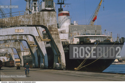 Localizzazione:..VENEZIA / MARGHERA..Oggetto:..Soggetto:..PORTO COMMERCIALE NAVE..Cronologia: ....Definizione Culturale:..   Autore:....   Stile:..   Editori/Stampatori:..   Committenza:..Materia e Tecnica:....Collocazione:..Note:..PORTO..Riproduzione Fotografica:..Copyright:..Graziano Arici/Rosebud2 .Data:..1994..Costo:..A