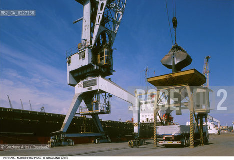 Localizzazione:..VENEZIA / MARGHERA..Oggetto:..Soggetto:..PORTO COMMERCIALE NAVE GRU..Cronologia: ....Definizione Culturale:..   Autore:....   Stile:..   Editori/Stampatori:..   Committenza:..Materia e Tecnica:....Collocazione:..Note:..PORTO..Riproduzione Fotografica:..Copyright:..Graziano Arici/Rosebud2 .Data:..1994..Costo:..A