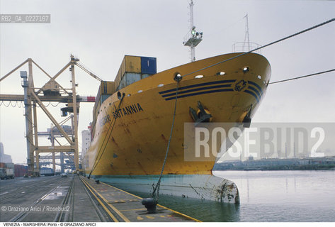 Localizzazione:..VENEZIA / MARGHERA..Oggetto:..Soggetto:..PORTO COMMERCIALE NAVE PORTA CONTAINER GRU..Cronologia: ....Definizione Culturale:..   Autore:....   Stile:..   Editori/Stampatori:..   Committenza:..Materia e Tecnica:....Collocazione:..Note:..PORTO..Riproduzione Fotografica:..Copyright:..Graziano Arici/Rosebud2 .Data:..1994..Costo:..A
