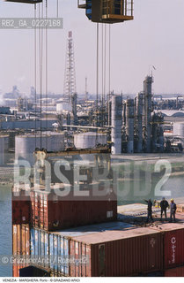 Localizzazione:..VENEZIA / MARGHERA..Oggetto:..Soggetto:..PORTO COMMERCIALE CONTAINER GRU PORTUALI..Cronologia: ....Definizione Culturale:..   Autore:....   Stile:..   Editori/Stampatori:..   Committenza:..Materia e Tecnica:....Collocazione:..Note:..PORTO..Riproduzione Fotografica:..Copyright:..Graziano Arici/Rosebud2 .Data:..1994..Costo:..A