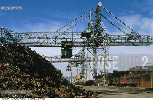 Localizzazione:..VENEZIA / MARGHERA..Oggetto:..Soggetto:..PORTO COMMERCIALE GRU ROTTAMI..Cronologia: ....Definizione Culturale:..   Autore:....   Stile:..   Editori/Stampatori:..   Committenza:..Materia e Tecnica:....Collocazione:..Note:..PORTO..Riproduzione Fotografica:..Copyright:..Graziano Arici/Rosebud2 .Data:..1994..Costo:..A