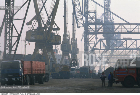 Localizzazione:..VENEZIA / MARGHERA..Oggetto:..Soggetto:..PORTO COMMERCIALE GRU PORTUALI..Cronologia: ....Definizione Culturale:..   Autore:....   Stile:..   Editori/Stampatori:..   Committenza:..Materia e Tecnica:....Collocazione:..Note:..PORTO..Riproduzione Fotografica:..Copyright:..Graziano Arici/Rosebud2 .Data:..1994..Costo:..A