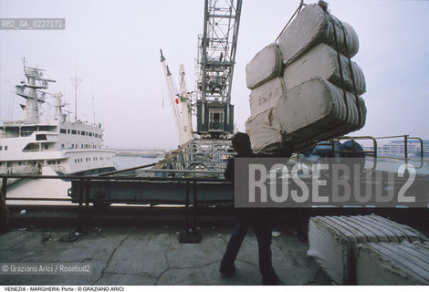 Localizzazione:..VENEZIA / MARGHERA..Oggetto:..Soggetto:..PORTO COMMERCIALE GRU PORTUALI NAVE..Cronologia: ....Definizione Culturale:..   Autore:....   Stile:..   Editori/Stampatori:..   Committenza:..Materia e Tecnica:....Collocazione:..Note:..PORTO..Riproduzione Fotografica:..Copyright:..Graziano Arici/Rosebud2 .Data:..1994..Costo:..A