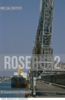 Localizzazione:..VENEZIA / MARGHERA..Oggetto:..Soggetto:..PORTO COMMERCIALE GRU NAVE..Cronologia: ....Definizione Culturale:..   Autore:....   Stile:..   Editori/Stampatori:..   Committenza:..Materia e Tecnica:....Collocazione:..Note:..PORTO..Riproduzione Fotografica:..Copyright:..Graziano Arici/Rosebud2 .Data:..1994..Costo:..A