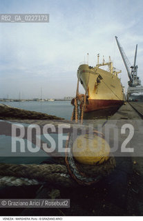Localizzazione:..VENEZIA / MARGHERA..Oggetto:..Soggetto:..PORTO COMMERCIALE GRU NAVE..Cronologia: ....Definizione Culturale:..   Autore:....   Stile:..   Editori/Stampatori:..   Committenza:..Materia e Tecnica:....Collocazione:..Note:..PORTO..Riproduzione Fotografica:..Copyright:..Graziano Arici/Rosebud2 .Data:..1994..Costo:..A