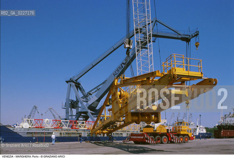 Localizzazione:..VENEZIA / MARGHERA..Oggetto:..Soggetto:..PORTO COMMERCIALE GRU NAVE ..Cronologia: ....Definizione Culturale:..   Autore:....   Stile:..   Editori/Stampatori:..   Committenza:..Materia e Tecnica:....Collocazione:..Note:..PORTO..Riproduzione Fotografica:..Copyright:..Graziano Arici/Rosebud2 .Data:..1994..Costo:..A
