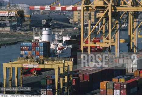 Localizzazione:..VENEZIA / MARGHERA..Oggetto:..Soggetto:..PORTO COMMERCIALE GRU NAVE CONTAINER..Cronologia: ....Definizione Culturale:..   Autore:....   Stile:..   Editori/Stampatori:..   Committenza:..Materia e Tecnica:....Collocazione:..Note:..PORTO..Riproduzione Fotografica:..Copyright:..Graziano Arici/Rosebud2 .Data:..1994..Costo:..A
