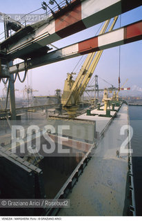 Localizzazione:..VENEZIA / MARGHERA..Oggetto:..Soggetto:..PORTO COMMERCIALE GRU NAVE..Cronologia: ....Definizione Culturale:..   Autore:....   Stile:..   Editori/Stampatori:..   Committenza:..Materia e Tecnica:....Collocazione:..Note:..PORTO..Riproduzione Fotografica:..Copyright:..Graziano Arici/Rosebud2 .Data:..1994..Costo:..A