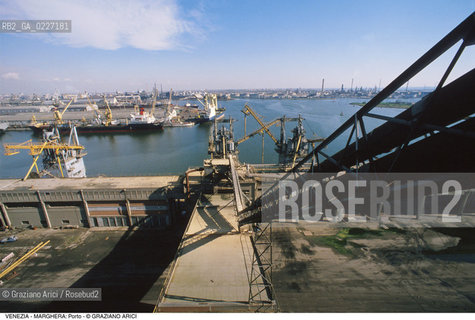 Localizzazione:..VENEZIA / MARGHERA..Oggetto:..Soggetto:..PORTO COMMERCIALE NAVI..Cronologia: ....Definizione Culturale:..   Autore:....   Stile:..   Editori/Stampatori:..   Committenza:..Materia e Tecnica:....Collocazione:..Note:..PORTO..Riproduzione Fotografica:..Copyright:..Graziano Arici/Rosebud2 .Data:..1994..Costo:..A