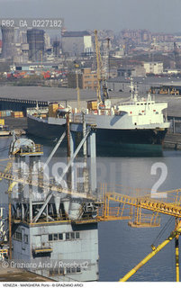 Localizzazione:..VENEZIA / MARGHERA..Oggetto:..Soggetto:..PORTO COMMERCIALE NAVE..Cronologia: ....Definizione Culturale:..   Autore:....   Stile:..   Editori/Stampatori:..   Committenza:..Materia e Tecnica:....Collocazione:..Note:..PORTO..Riproduzione Fotografica:..Copyright:..Graziano Arici/Rosebud2 .Data:..1994..Costo:..A