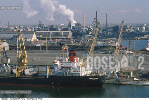 Localizzazione:..VENEZIA / MARGHERA..Oggetto:..Soggetto:..PORTO COMMERCIALE NAVE GRU..Cronologia: ....Definizione Culturale:..   Autore:....   Stile:..   Editori/Stampatori:..   Committenza:..Materia e Tecnica:....Collocazione:..Note:..PORTO..Riproduzione Fotografica:..Copyright:..Graziano Arici/Rosebud2 .Data:..1994..Costo:..A