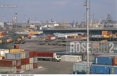 Localizzazione:..VENEZIA / MARGHERA..Oggetto:..Soggetto:..PORTO COMMERCIALE CONTAINER..Cronologia: ....Definizione Culturale:..   Autore:....   Stile:..   Editori/Stampatori:..   Committenza:..Materia e Tecnica:....Collocazione:..Note:..PORTO..Riproduzione Fotografica:..Copyright:..Graziano Arici/Rosebud2 .Data:..1994..Costo:..A