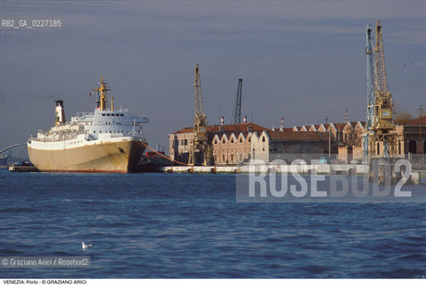 Localizzazione:..VENEZIA / DORSODURO..Oggetto:..Soggetto:..PORTO PASSEGGERI NAVE..Cronologia: ....Definizione Culturale:..   Autore:....   Stile:..   Editori/Stampatori:..   Committenza:..Materia e Tecnica:....Collocazione:..Note:..PORTO..Riproduzione Fotografica:..Copyright:..Graziano Arici/Rosebud2 .Data:..1994..Costo:..A