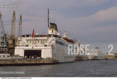 Localizzazione:..VENEZIA / DORSODURO..Oggetto:..Soggetto:..PORTO PASSEGGERI NAVE..Cronologia: ....Definizione Culturale:..   Autore:....   Stile:..   Editori/Stampatori:..   Committenza:..Materia e Tecnica:....Collocazione:..Note:..PORTO..Riproduzione Fotografica:..Copyright:..Graziano Arici/Rosebud2 .Data:..1994..Costo:..A