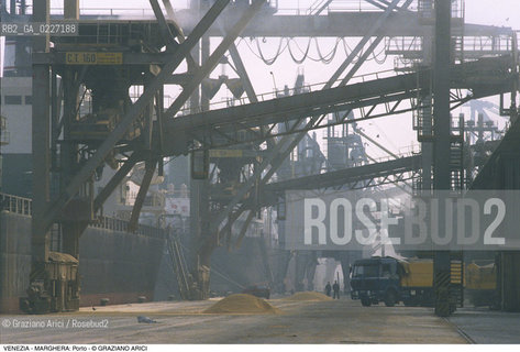 Localizzazione:..VENEZIA / MARGHERA..Oggetto:..Soggetto:..PORTO COMMERCIALE NAVI GRU SOIA..Cronologia: ....Definizione Culturale:..   Autore:....   Stile:..   Editori/Stampatori:..   Committenza:..Materia e Tecnica:....Collocazione:..Note:..PORTO..Riproduzione Fotografica:..Copyright:..Graziano Arici/Rosebud2 .Data:..1994..Costo:..A