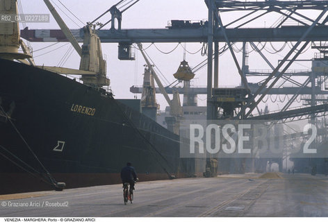 Localizzazione:..VENEZIA / MARGHERA..Oggetto:..Soggetto:..PORTO COMMERCIALE NAVI GRU SOIA..Cronologia: ....Definizione Culturale:..   Autore:....   Stile:..   Editori/Stampatori:..   Committenza:..Materia e Tecnica:....Collocazione:..Note:..PORTO..Riproduzione Fotografica:..Copyright:..Graziano Arici/Rosebud2 .Data:..1994..Costo:..A