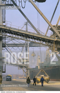 Localizzazione:..VENEZIA / MARGHERA..Oggetto:..Soggetto:..PORTO COMMERCIALE NAVE GRU SOIA..Cronologia: ....Definizione Culturale:..   Autore:....   Stile:..   Editori/Stampatori:..   Committenza:..Materia e Tecnica:....Collocazione:..Note:..PORTO..Riproduzione Fotografica:..Copyright:..Graziano Arici/Rosebud2 .Data:..1994..Costo:..A