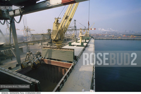 Localizzazione:..VENEZIA / MARGHERA..Oggetto:..Soggetto:..PORTO COMMERCIALE NAVE GRU..Cronologia: ....Definizione Culturale:..   Autore:....   Stile:..   Editori/Stampatori:..   Committenza:..Materia e Tecnica:....Collocazione:..Note:..PORTO..Riproduzione Fotografica:..Copyright:..Graziano Arici/Rosebud2 .Data:..1994..Costo:..A