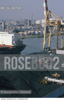Localizzazione:..VENEZIA / MARGHERA..Oggetto:..Soggetto:..PORTO COMMERCIALE NAVE GRU CARBONE..Cronologia: ....Definizione Culturale:..   Autore:....   Stile:..   Editori/Stampatori:..   Committenza:..Materia e Tecnica:....Collocazione:..Note:..PORTO..Riproduzione Fotografica:..Copyright:..Graziano Arici/Rosebud2 .Data:..1994..Costo:..A