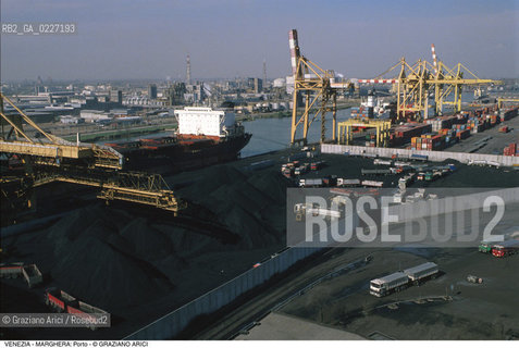 Localizzazione:..VENEZIA / MARGHERA..Oggetto:..Soggetto:..PORTO COMMERCIALE NAVE GRU CARBONE..Cronologia: ....Definizione Culturale:..   Autore:....   Stile:..   Editori/Stampatori:..   Committenza:..Materia e Tecnica:....Collocazione:..Note:..PORTO..Riproduzione Fotografica:..Copyright:..Graziano Arici/Rosebud2 .Data:..1994..Costo:..A