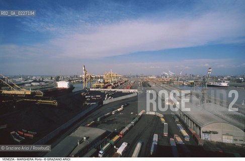 Localizzazione:..VENEZIA / MARGHERA..Oggetto:..Soggetto:..PORTO COMMERCIALE NAVE GRU CARBONE..Cronologia: ....Definizione Culturale:..   Autore:....   Stile:..   Editori/Stampatori:..   Committenza:..Materia e Tecnica:....Collocazione:..Note:..PORTO..Riproduzione Fotografica:..Copyright:..Graziano Arici/Rosebud2 .Data:..1994..Costo:..A